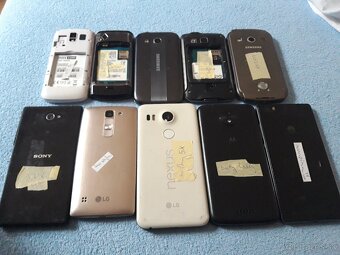 Telefony na opravu - 2