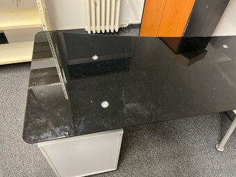 Sklenený kancelársky stôl s kovovými nohami a zásuvkovou skr - 2