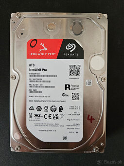 Seagate IronWolf 8TB, WD Red 8TB - 2