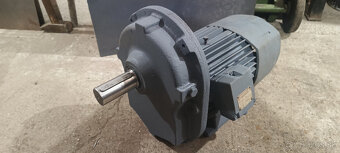 Elektromotor s prevodovkou - 2