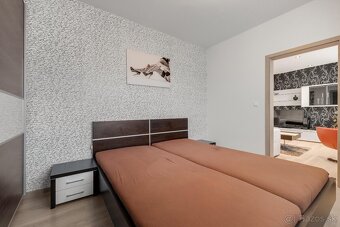 Predam manzelsku postel s odkladacim priestorom a rostami - 2