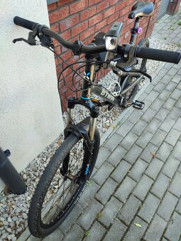 Predám zachovalý celoodpružený horský bicykel 26" - 2