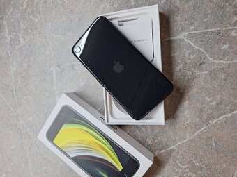 Predám iPhone Se 2020 Black zdravie baterie 86 percent - 2