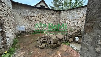 Čarovný pozemok s múrmi pôvodného domu, Sebedín - 2
