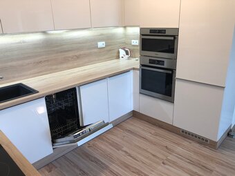 Moderný priestraný 2 izbový byt s garážovým státim - 2
