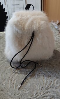 biely chlpatkový batoh - 2