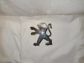 predny znak peugeot vyska 8,5cm 30€ - 2