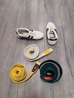 Karate - topánky a opasky. - 2