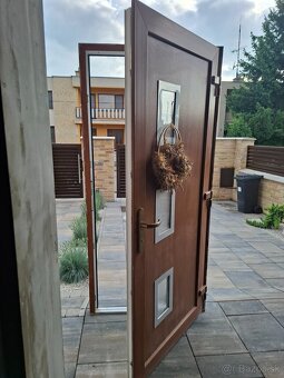 Plastové vchodové dvere a balkónové dvere so zárubňou - 2