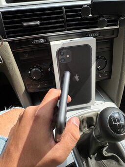 Apple iPhone 11 64GB - 2