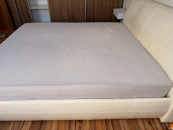 Posteľ s roštom a matracom - 2