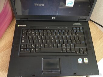 HP Compaq nx7300 – starší notebook - 2