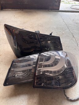 Zadné svetlá cruze - 2