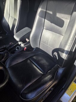 Čierny interiér Lexus is200 - 2