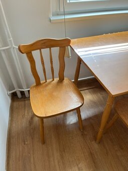 Drevené stoličky a stôl - 2