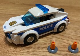 - - - LEGO City - Policajne hliadkovacie auto (60239) - - - - 2