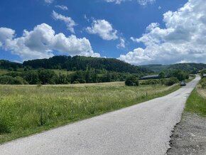 Krásny stavebný pozemok + povolenie 1096m2 20min od ZVOLENA - 2