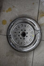 zotrvacnik spojka 1,4tfsi 1.8tfs 2.0tfsi malo km 06J105266H - 2