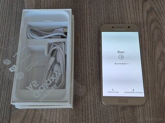 Predám Samsung Galaxy A5 zlatý (2017) - 2
