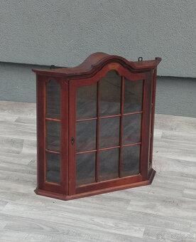 Vitrína nástenná – 68 x 69 x 16 cm. - 2