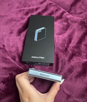 PREDÁM V TOP STAVE SAMSUNG Z FLIP 6 256GB Modrá - 2