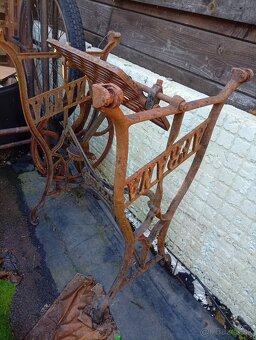 Starý stojan na šijací stroj - 2