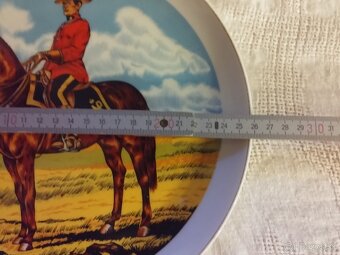 Porcelan . Tanier s jazdcom . Tanier s čínskym motívom. - 2