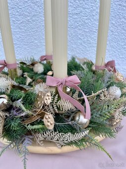 Adventný veniec – jemné farby, kvalitný umelý materiál - 2
