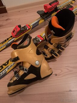 Lyže a lyžiarky 32-33 - 2