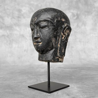 Ručne vyrezávaná lávová hlava Budhu z Jávy na stojane - 2