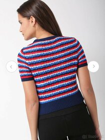Pletený sveter typu crop s krátkym rukávom - 2