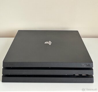 PlayStation 4 Pro + 2x DualShock 4 – TOP STAV - 2