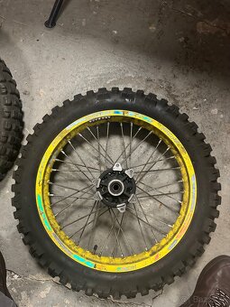 Predám komplet kolesa aprilia rx/sx125 um dsr/sm - 2
