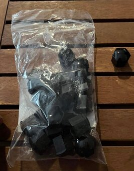 Znaky Škoda + čiapočky na šrovby - 2