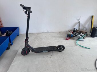 Predám XIAOMI MI ELECTRIC SCOOTER PRO BLACK - 2