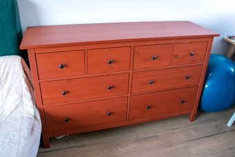 Komoda Ikea Hemnes, originálna červeno-hnedá farba - 2