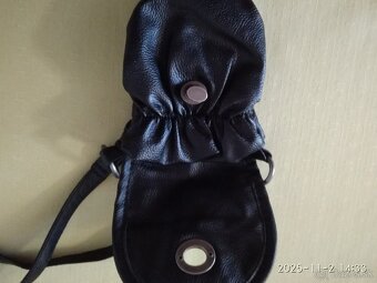Malá černá crossbody kabelka - 2