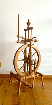 Starý dřevěný kolovrat, rozměry 95 x 45 cm - 2