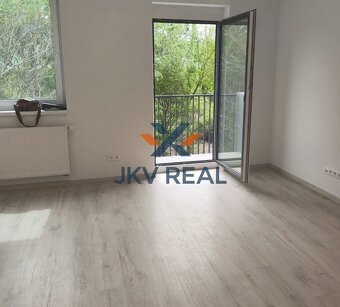 JKVreal ponúka na predaj 2-izbový apartmán s balkónom v proj - 2