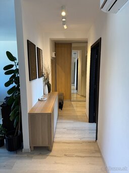 Predám kompletne zariadený 3-izbový byt – 78,5 m² na pešej - 2