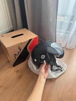 Cierna lyžiarska prilba so štítom - 2