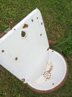 liatinove umyvadlo ,zavesne na stenu, na zahradu - 2