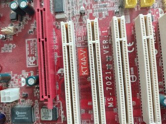 Doska s procesorom a grafikou. - 2