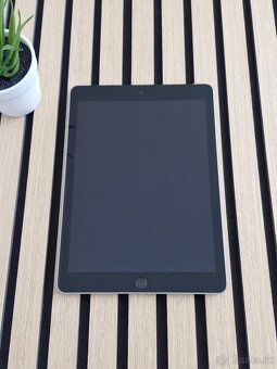 Apple iPad 2018 (6th gen) 32GB Cellular Šedý - 2