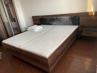 Posteľ Bellevue. Nutné prečalúniť čelo. - 2
