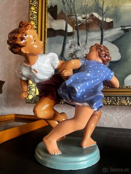 Keramické súsošie dve tancujuce deti - 2