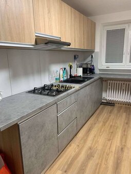 NA PREDAJ - ZREKONŠTRUOVANÝ 2 IZBOVÝ BYT, 58 M2 HUMENNÉ - 2