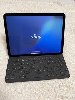 Predám iPad Air 5. generácie (64 GB, modrý) + Magic Keyboard - 2