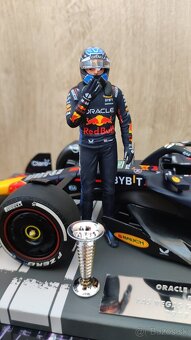 Max Verstappen 1:18 s figurkou - štvrtý titul 2024 - 2