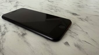 Predám Apple iPhone SE 2020 64GB cierny TOP stav - 2